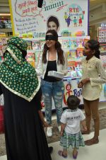 Parineeti Chopra distribute books to underprivileged kids at mall in thane on 5th Nov 2015